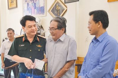 Thiếu tướng Đinh Hồng Tiếng thăm Anh hùng Lực lượng vũ trang nhân dân Mai Thanh Minh