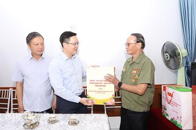 Đồng chí Phó Bí thư Thường trực Tỉnh ủy Trần Đăng Quỳnh thăm, tặng quà gia đình người có công tại phường Thiên Trường