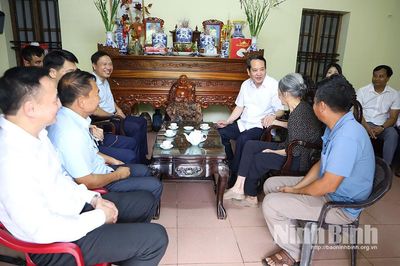 Đồng chí Mai Văn Tuất, Phó Bí thư Tỉnh ủy, Trưởng Đoàn đại biểu Quốc hội tỉnh thăm, tặng quà người có công tại xã Bắc Lý