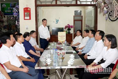 Đồng chí Phó Bí thư Tỉnh ủy, Chủ tịch HĐND tỉnh Lê Quốc Chỉnh thăm, tặng quà gia đình người có công tại xã Lai Thành