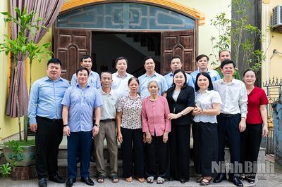 Đoàn công tác của Ủy ban Kiểm tra Trung ương thăm hỏi, tặng quà gia đình Liệt sĩ Đỗ Tiến Dĩnh