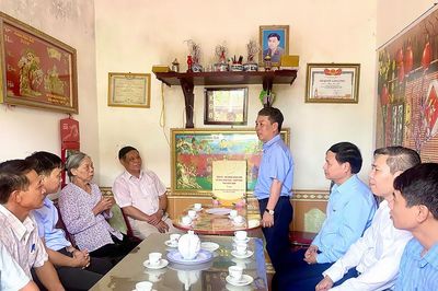 Đoàn đại biểu của tỉnh thăm, tặng quà gia đình người có công nhân kỷ niệm 79 năm Ngày Thương binh - Liệt sĩ