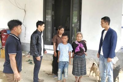 Hết lòng vì việc chung