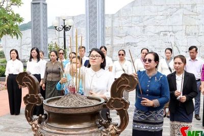 Đoàn công tác Hội LHPN 3 tỉnh nước bạn Lào dâng hương Đền thờ Bác Hồ