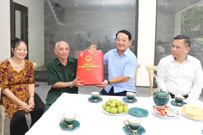 Bí thư Tỉnh ủy Hầu A Lềnh thăm, tặng quà gia đình thương binh tại phường Minh Xuân