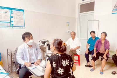 Khám, cấp phát thuốc mắt miễn phí cho gần 200 người dân xã Kiến Thiết