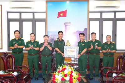 Tư lệnh Quân đoàn 12 Lê Xuân Thuân thăm, làm việc và tặng quà gia đình chính sách trên địa bàn tỉnh