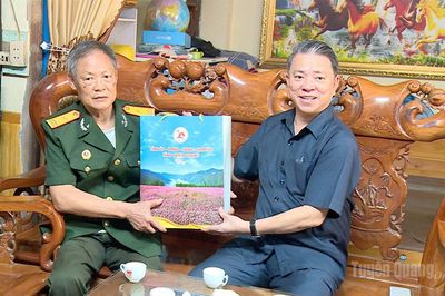 Các đồng chí lãnh đạo tỉnh thăm, tặng quà các gia đình chính sách