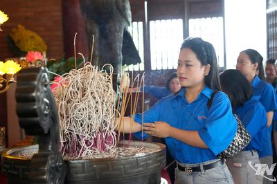 Dâng hương tưởng niệm các liệt sĩ thanh niên xung phong Đại đội 915