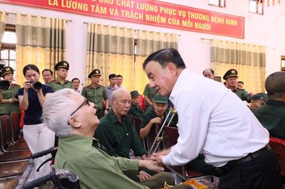 Đồng chí Thường trực Ban Bí thư Trần Cẩm Tú thăm, tặng quà tại Trung tâm điều dưỡng thương binh Nghệ An