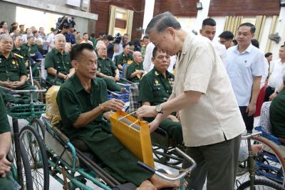 Tổng Bí thư, Chủ tịch nước Tô Lâm thăm, tặng quà thương binh, bệnh binh tại Bắc Ninh