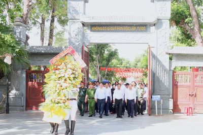 Đồng chí Thường trực Ban Bí thư dâng hương tại Khu di tích quốc gia đặc biệt Kim Liên, Khu di tích lịch sử Ngã ba Đồng Lộc