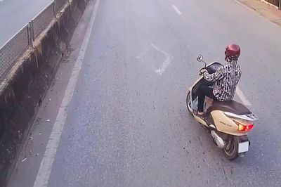 Sang đường không quan sát, người phụ nữ bị xe tải cuốn vào gầm
