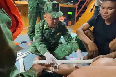 Nghệ An: Kịp thời ứng cứu ngư dân bị gãy chân, xương đâm vào mạch máu lúc 2h sáng