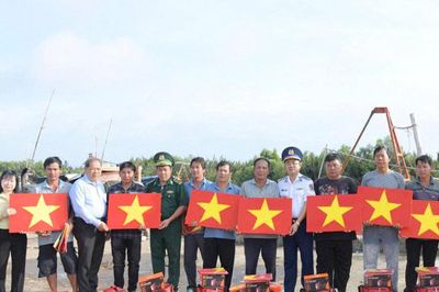 Vùng Cảnh sát biển 3 đồng hành cùng ngư dân chống khai thác IUU