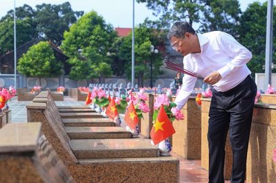 Thủ tướng dâng hương tưởng niệm các Anh hùng liệt sĩ tại Lạng Sơn