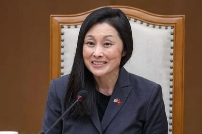 Tân Đại sứ Hoa Kỳ khởi đầu nhiệm kỳ bằng ly cà phê Việt và dạo bộ Hồ Gươm