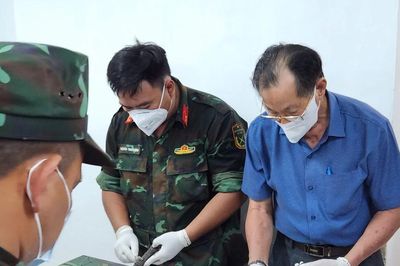 Lời thề trước giờ ra trận và hành trình tìm đồng đội của bác sĩ già