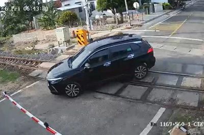 Xử lý hai vụ xe ô tô vượt rào chắn đường ngang qua đường sắt