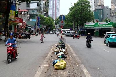 Rác thải tràn lan trên tuyến phố Trần Bình