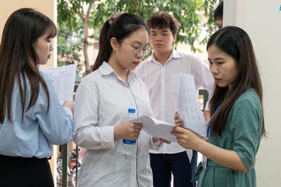 Giám sát phòng thi và cán bộ kiểm tra ở đâu khi điểm thi bị thao túng?