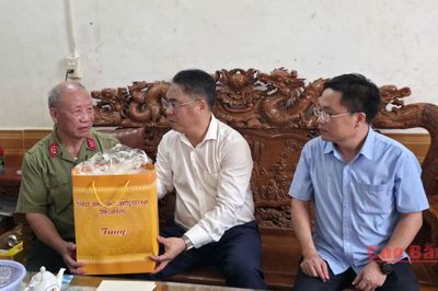 Bí thư Tỉnh ủy Phan Thăng An thăm, tặng quà người có công và thân nhân liệt sĩ tại phường Thục Phán