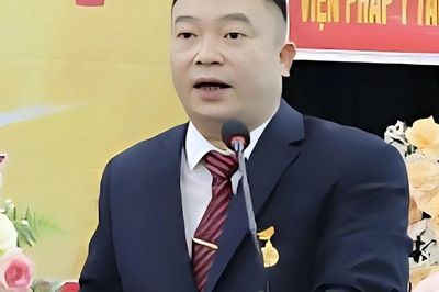 Vợ cựu viện trưởng 'dựa bóng' chồng nhận tiền hối lộ và lời nhắn 'thiếu 4 tờ'