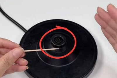 Cắm tăm bông vào ấm siêu tốc: Mẹo nhỏ mang lại lợi ích tuyệt vời, ai không biết quá phí