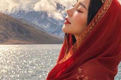 Quỳnh Kool diện váy đỏ nổi bật giữa núi rừng, dung nhan đẹp như một 'nàng thơ'