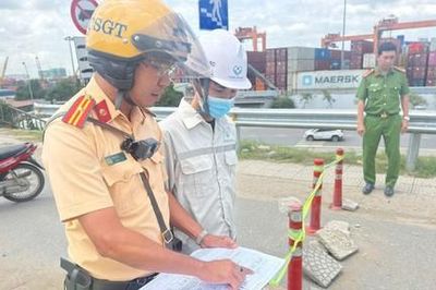 CSGT Công an TPHCM lập biên bản xử phạt đơn vị sửa chữa cầu Đồng Nai