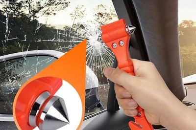 Nhiều tài xế Việt quá liều mạng khi không sắm búa phá kính, tam giác phản quang