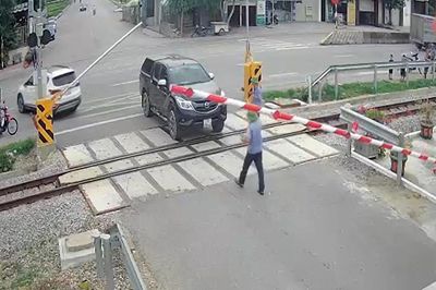 Khoảnh khắc nữ tài xế vượt đèn tín hiệu băng qua đường sắt