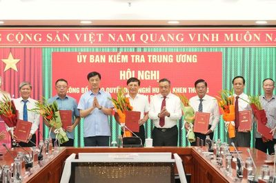 3 Phó Chủ nhiệm Ủy ban Kiểm tra Trung ương khóa XIII nhận quyết định nghỉ hưu
