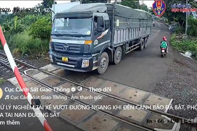 Clip tài xế cố tình lao xe tải tông gác chắn khi tàu hỏa sắp qua