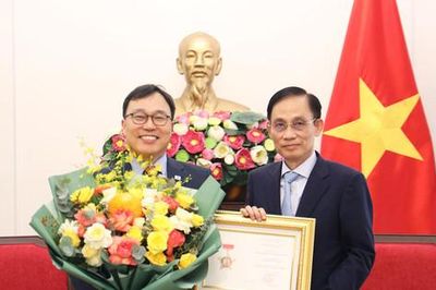 Trao tặng Kỷ niệm chương 'Vì sự nghiệp ngoại giao Việt Nam' cho Đại sứ Hàn Quốc Choi Young Sam