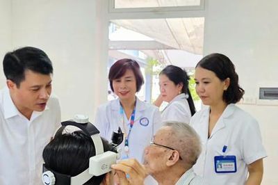 Người dân xã Hát Môn phấn khởi tham gia khám sức khỏe miễn phí