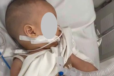 Em bé nguy kịch sau tai nạn với thanh chắn giường