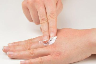 Viêm da tiếp xúc phải làm gì để nhanh khỏi?