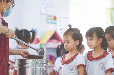 Có nên cho trẻ sử dụng vitamin hoặc thực phẩm chức năng thường xuyên?