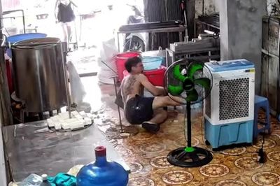 Thót tim khoảnh khắc người đàn ông bị điện giật vùng vẫy thoát khỏi cửa tử