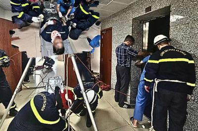 Hà Nội: Nhân viên bảo trì rơi từ tầng 5 xuống giếng thang máy
