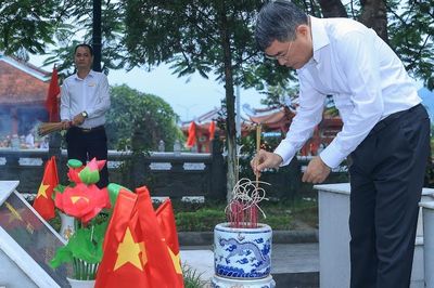 Thủ tướng Lê Minh Hưng dâng hương tri ân các Anh hùng liệt sĩ tại Nghĩa trang quốc gia Vị Xuyên