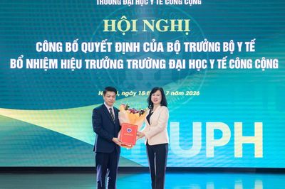 Bộ trưởng Bộ Y tế Đào Hồng Lan trao quyết định bổ nhiệm Hiệu trưởng Trường Đại học Y tế Công cộng