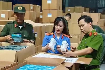 Hai cựu cán bộ hải quan cùng 'ông trùm' sản xuất thực phẩm giả chuẩn bị hầu tòa