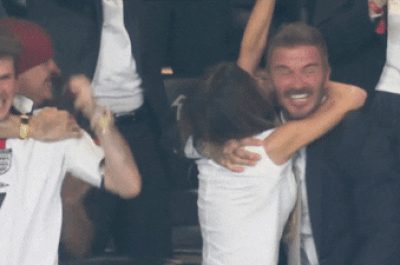 Gia đình Beckham ăn mừng cuồng nhiệt