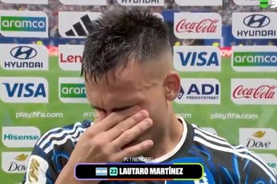 Martinez không ngừng khóc khi đưa Argentina vào chung kết World Cup