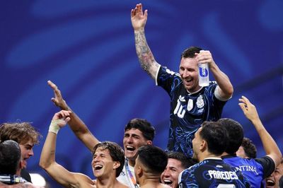 Báo Bồ Đào Nha ngả mũ trước màn ngược dòng của Argentina