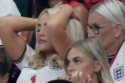 Dàn WAGs tuyển Anh bật khóc trên khán đài