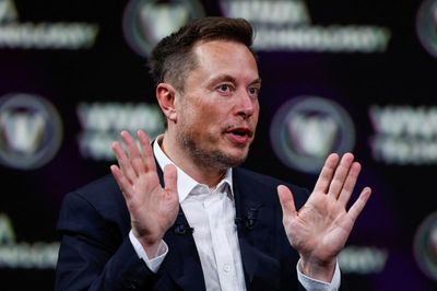 Cổ phiếu SpaceX thủng đáy, Elon Musk mất gần 600 tỷ USD