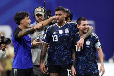 Messi là 'phù thủy bóng đá', nhưng Argentina vẫn gây tranh cãi